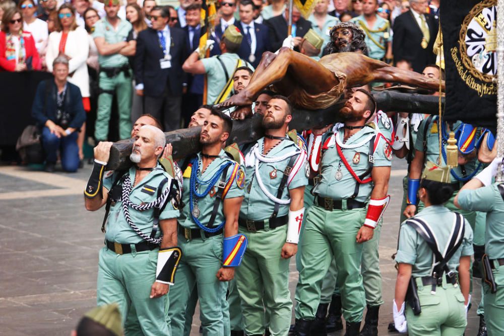 El traslado del Cristo de la Buena Muerte a cargo de la Legión volvió a congregar a numeroso público en la explanada de Santo Domingo