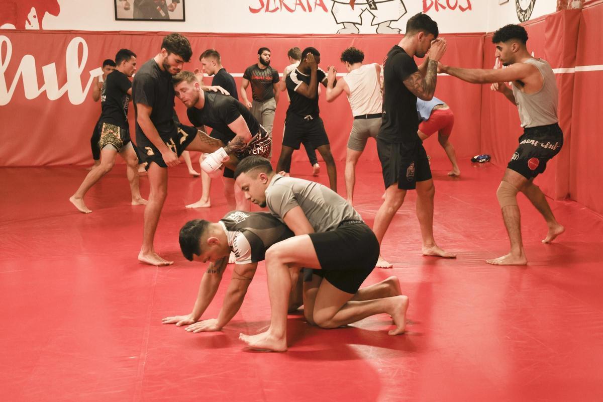 Los luchadores realizan ejercicios de entrenamiento en el Climent Club