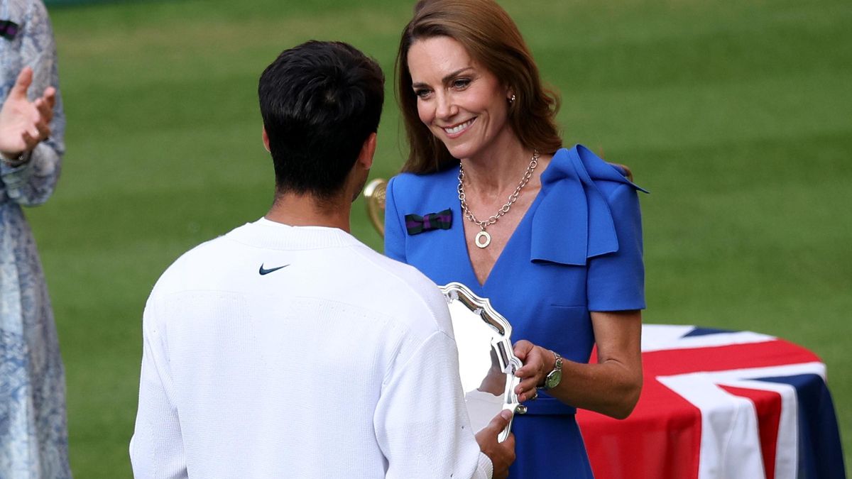 Alcaraz recibe el trofeo de manos de la princesa de Gales.