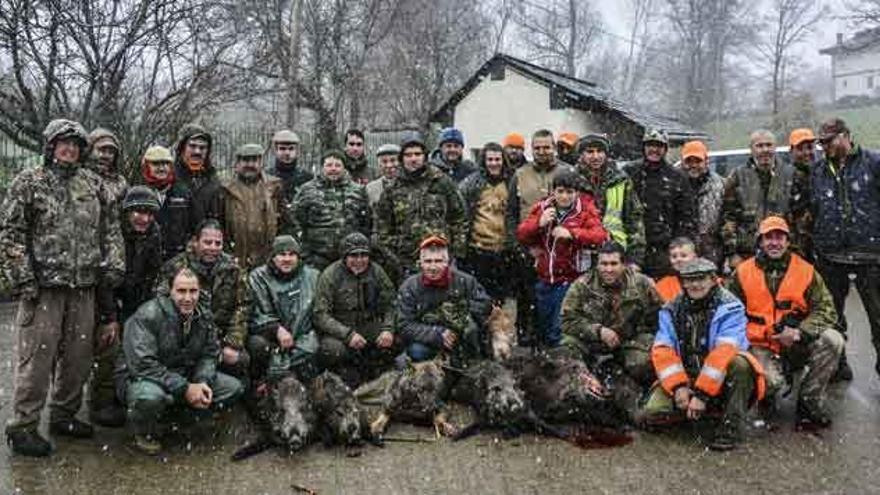 Un grupo de cazadores con un lobo y cuatro jabalíes abatidos el fin de semana en los montes de Cobreros.