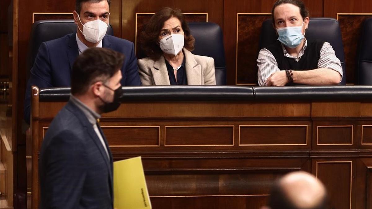 El portavoz de ERC en el Congreso  Gabriel Rufian  pasa por delante del presidente del Gobierno  Pedro Sanchez  la vicepresidenta primera y ministra de la Presidencia  Relaciones con las Cortes y Memoria Democratica  Carmen Calvo  y el vicepresidente segundo del Gobierno  Pablo Iglesias  sentados en el hemiciclo durante una sesion de Control al Gobierno en el Congreso de los Diputados  en Madrid  (Espana)  a 24 de febrero de 2021  El pleno estara marcado por la intervencion del presidente del Gobierno quien tendra que responder a las preguntas de la oposicion y dar cuenta del estado de alarma y de las medidas que esta llevando a cabo el Ejecutivo para frenar la pandemia y sus consecuencias  Asimismo  se espera que detalle la gestion de los fondos europeos y de los planes de vacunacion   24 FEBRERO 2021 SESION DE CONTROL VACUNACION COVID PLENO  EUROPA PRESS E  Parra  POOL  24 02 2021