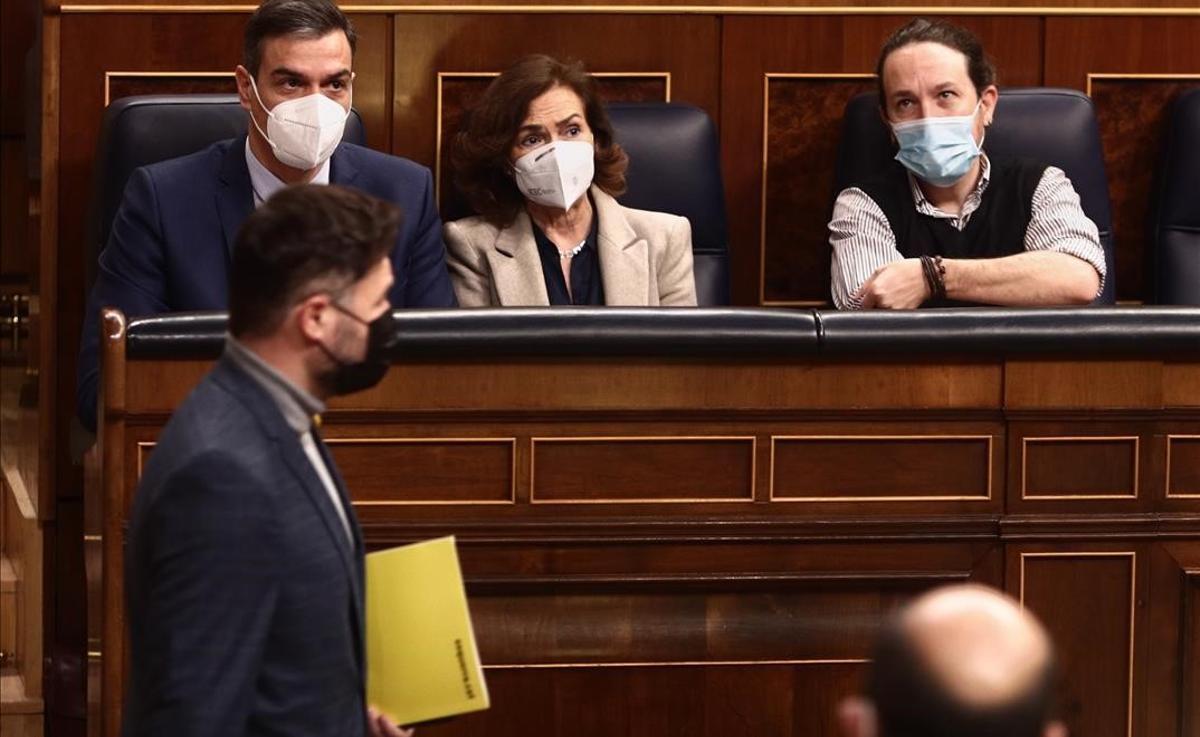 Gabriel Rufián pasa por delante de Pedro Sánchez, Carmen Calvo y Pablo Iglesias. Gabriel Rufián pasa por delante de Pedro Sánchez, Carmen Calvo y Pablo Iglesias.