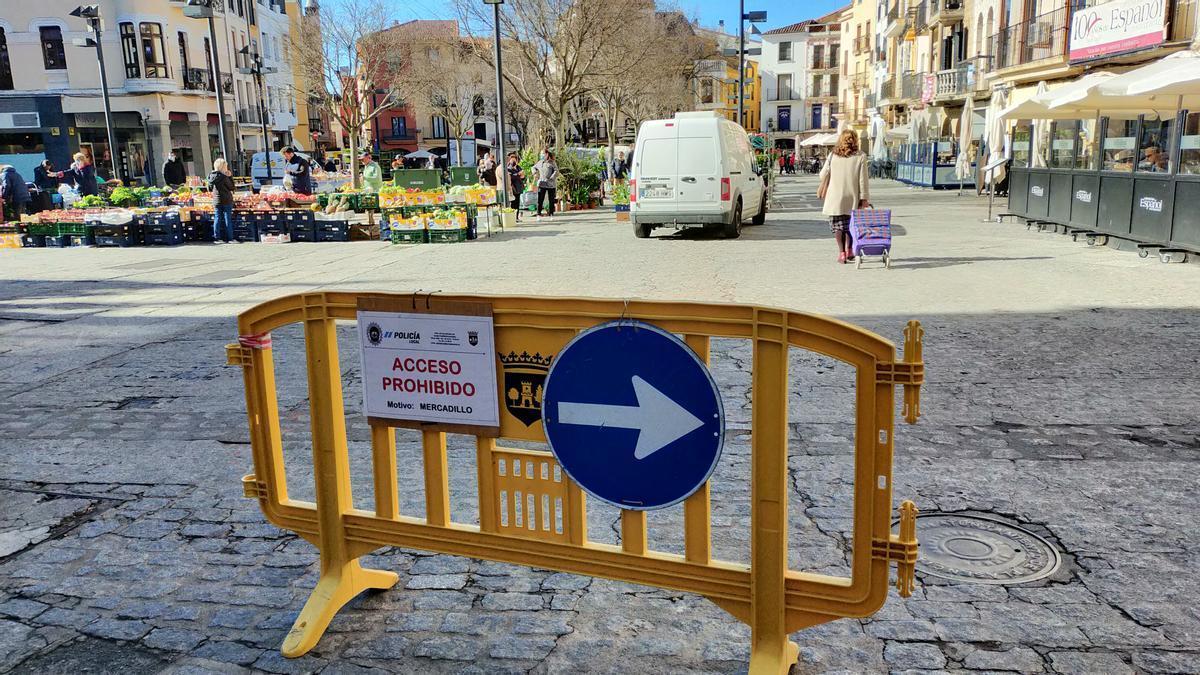 Valla que corta el acceso a la plaza Mayor de Plasencia, durante el mercado de los viernes.