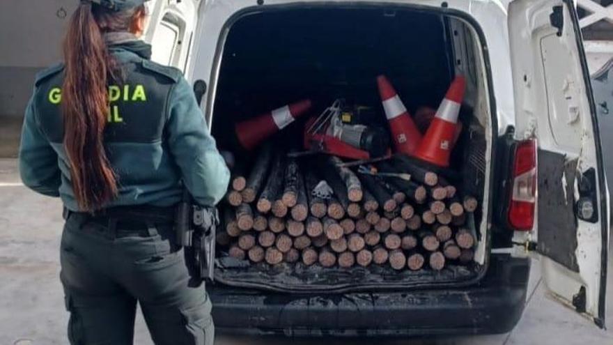 Sorprenden 'in fraganti' a tres personas mientras robaban 800 kilos de cableado de cobre en Nules