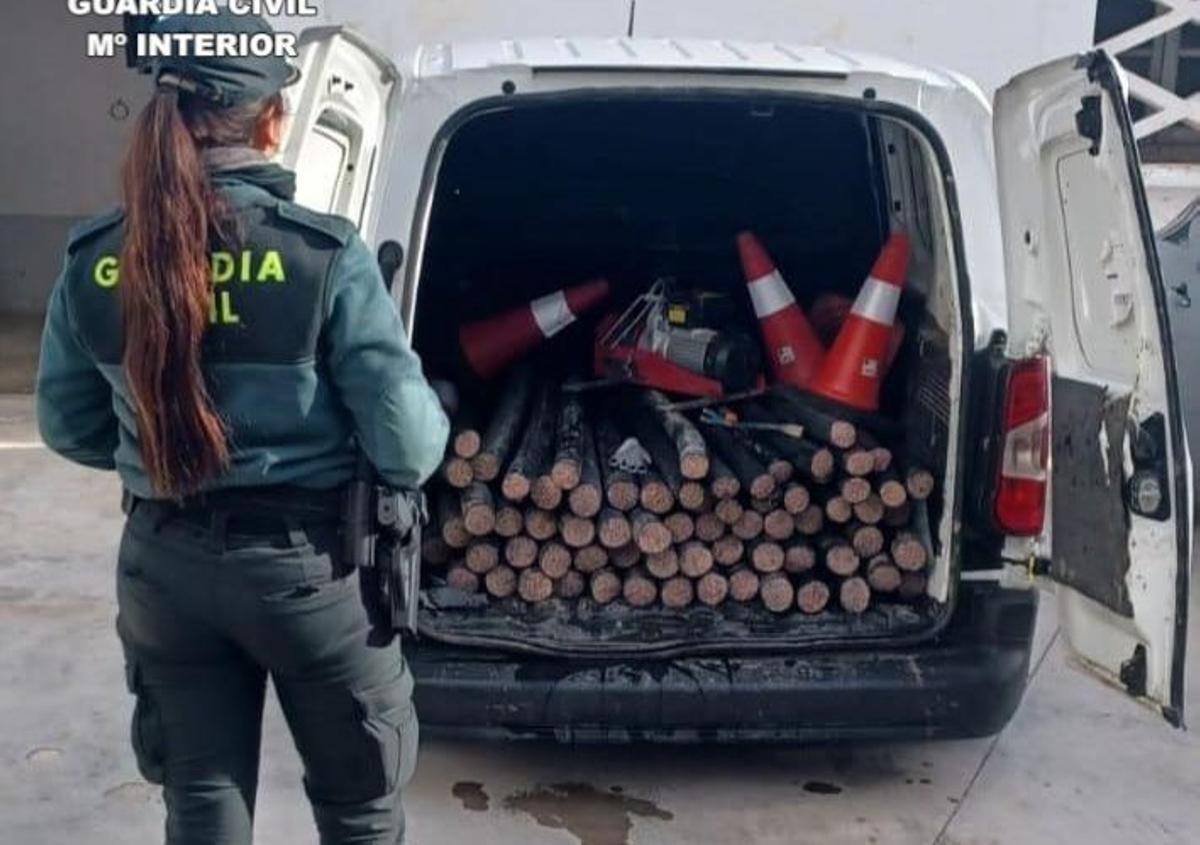 Los tres hombres guardaban el material robado en una furgoneta