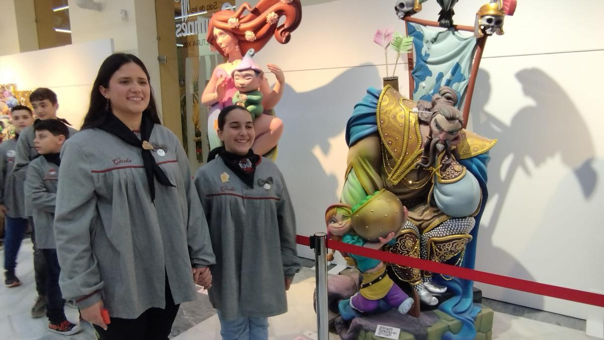 Las falleras mayores de Xàtiva posan junto al 'ninot indultat' de Ferroviària.