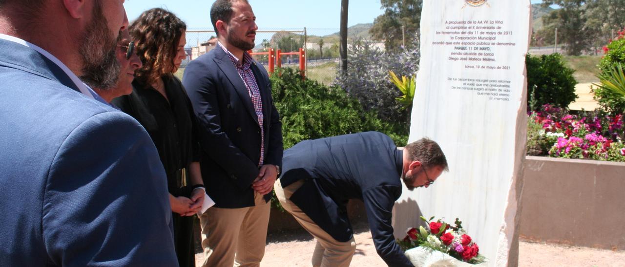 El alcalde colocaba un ramo de flores ante el monolito del ‘Parque 11 de mayo’ en el aniversario de los terremotos.