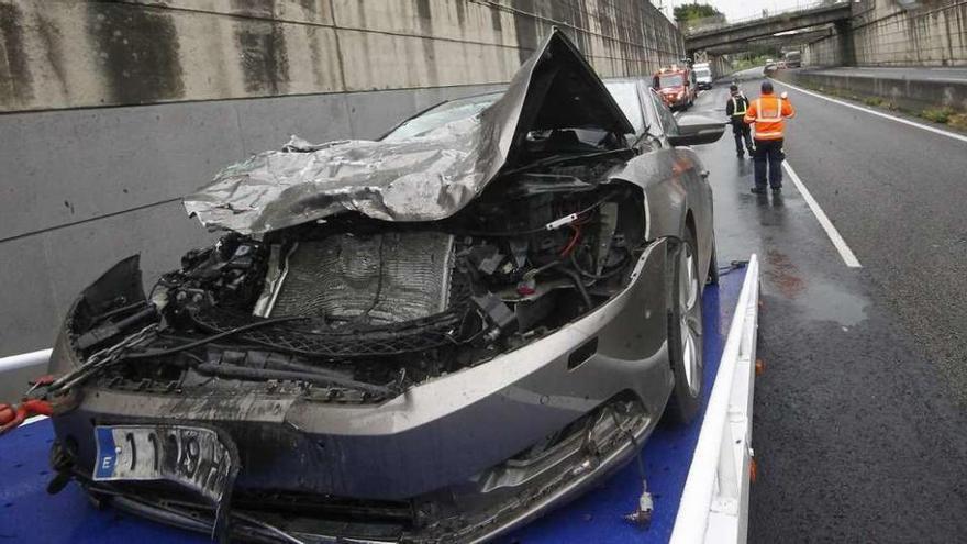 Herida leve al chocar con un tráiler en la AP-9