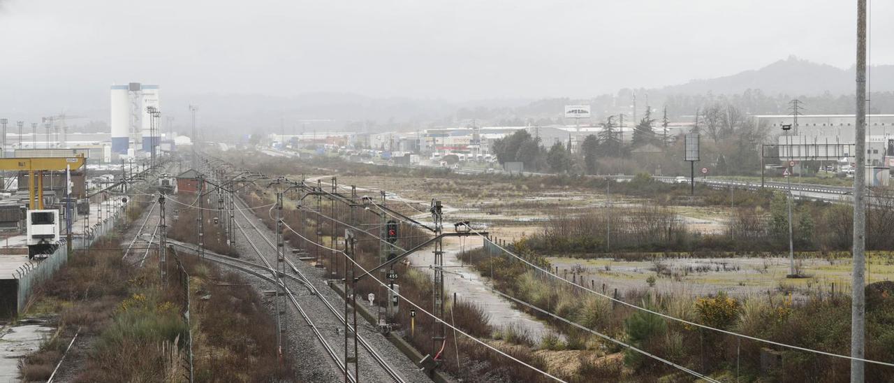 Línea del ferrocarril atravesando
el polígono de As Gándaras,
en Porriño. |   // R. GROBAS