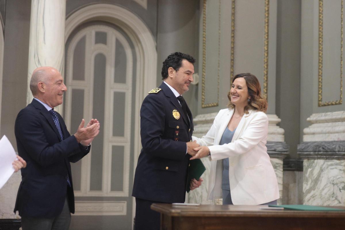 La alcaldesa felicita al nuevo jefe en presencia de Carbonell.