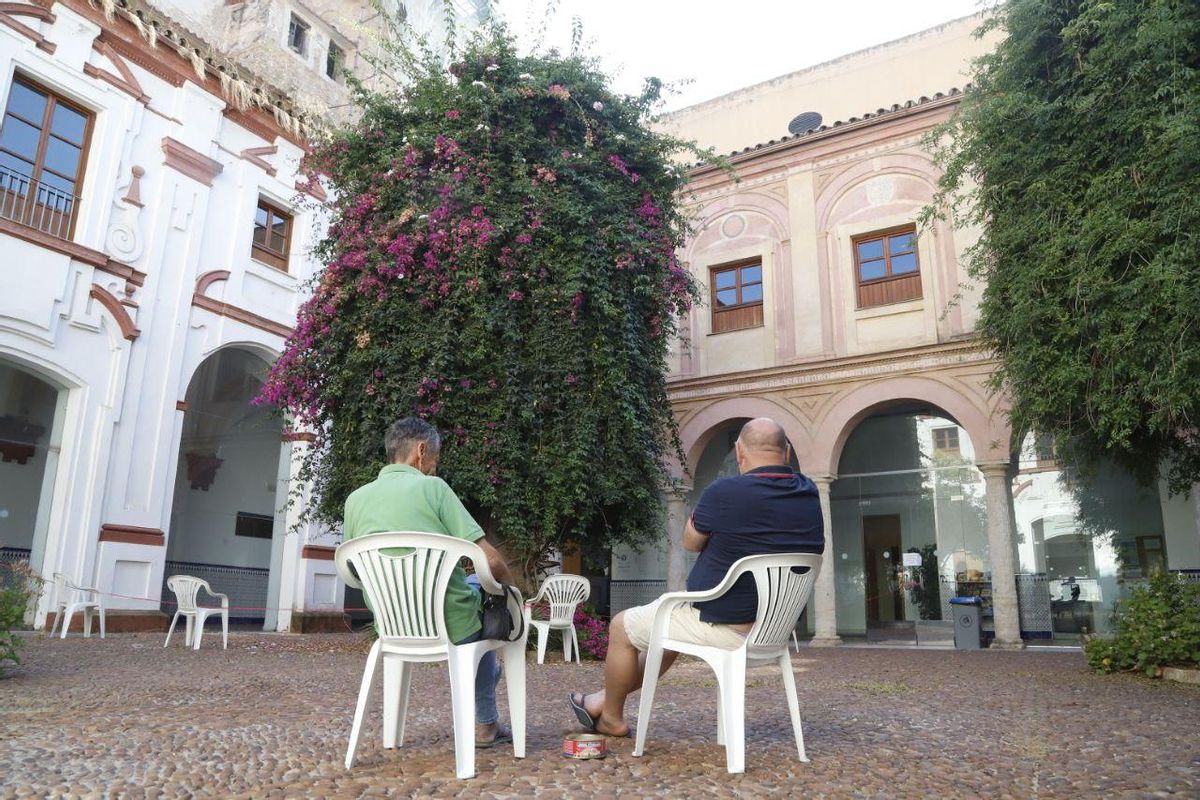 Varias personas en la Casa de Acogida de Córdoba, este lunes.