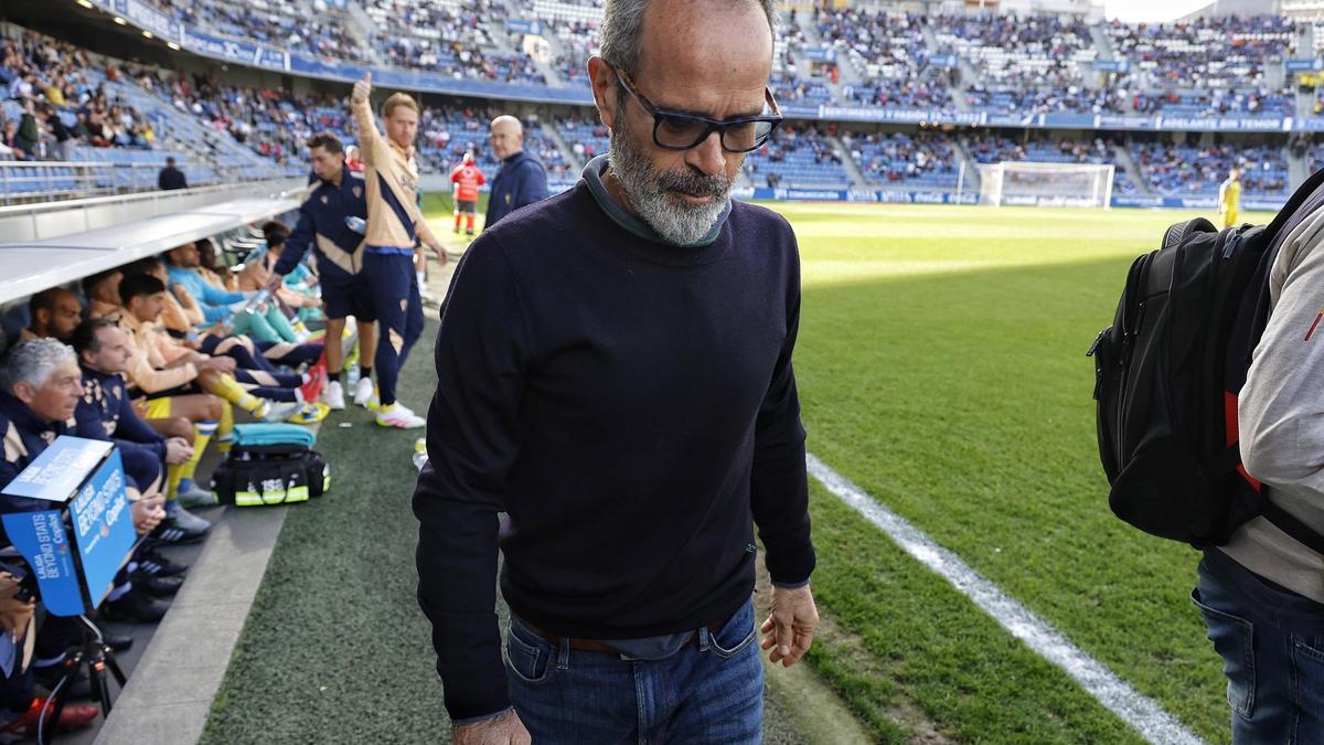 El entrenador del CD Tenerife, Álvaro Cervera, cabizbajo este domingo.