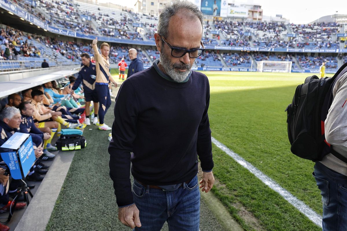 El entrenador del CD Tenerife, Álvaro Cervera, cabizbajo este domingo.