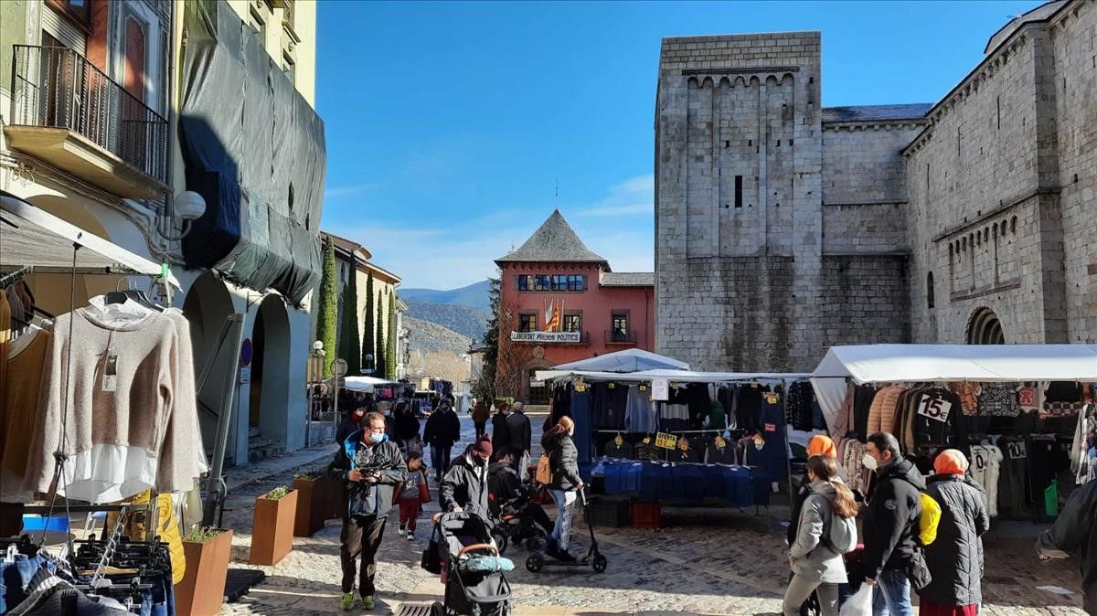 El mercado de La Seu d'Urgell, este sábado, con visitantes básicamente locales