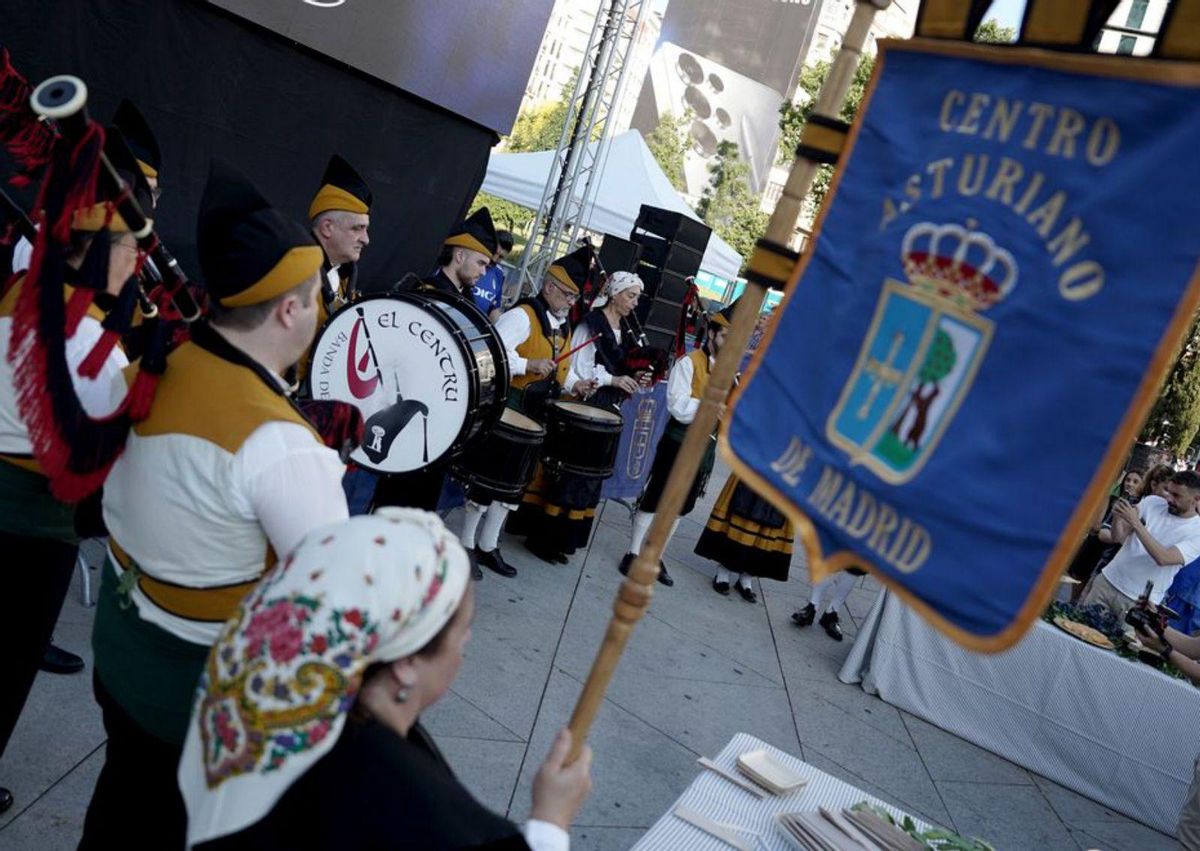 Un aficionado azul escancia un culín durante la fiesta azul en la plaza de España. | JOSÉ LUIS ROCA