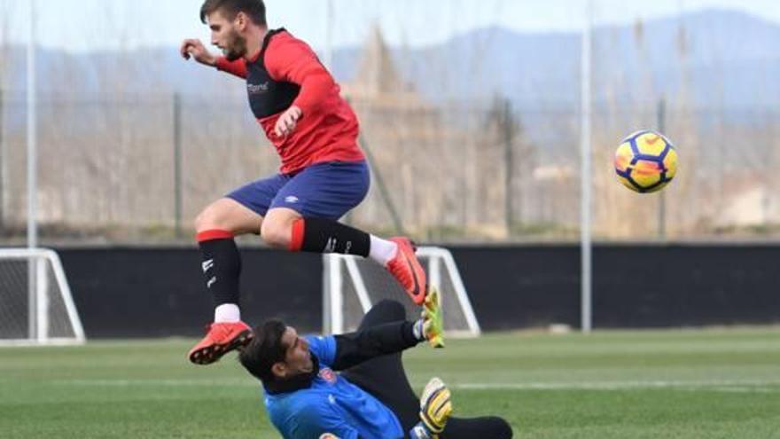 Portu salta pel cim del porter Gorka Iraizoz durant l&#039;entrenament d&#039;ahir al matí a Riudarenes.