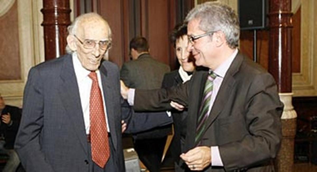 Benet, amb el conseller Joan Saura, en una de les seves últimes aparicions públiques, quan va rebre un premi del Col·legi d’Advocats de Barcelona, el gener passat. Benet, amb el conseller Joan Saura, en una de les seves últimes aparicions públiques, quan va rebre un premi del Col·legi d’Advocats de Barcelona, el gener passat.