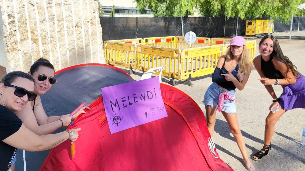 Un grupo de fans de Melendi esperando en el parking junto a la tienda de campaña