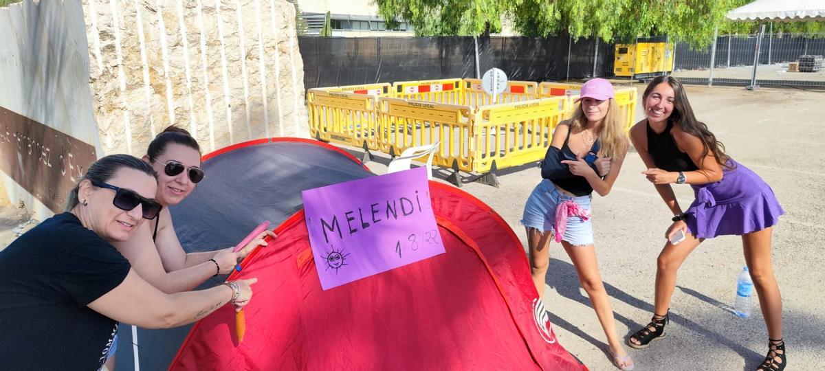 Un grupo de fans de Melendi esperando en el parking junto a la tienda de campaña