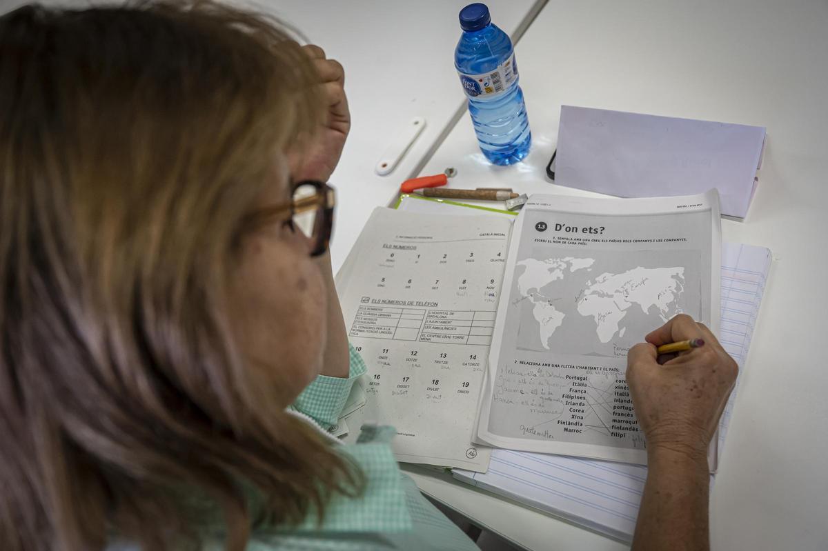 Una mujer, en clase de catalán en una escuela para adultos de Barcelona.