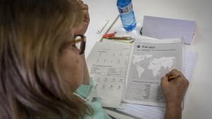 Una mujer, en clase de catalán en una escuela para adultos de Barcelona.