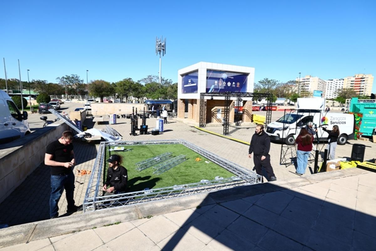 Montaje de la Fan Zone en el exterior del Príncipe Felipe este martes.