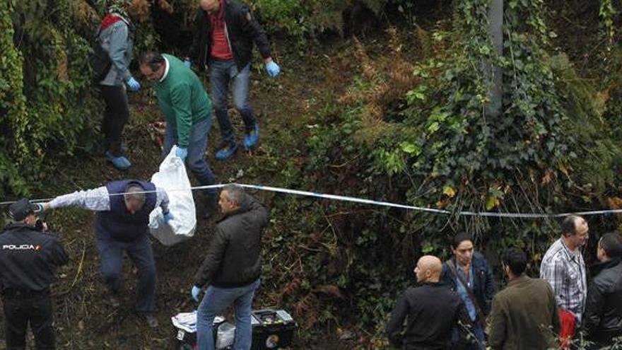 Agentes retiran el cuerpo del bebé hallado muerto.