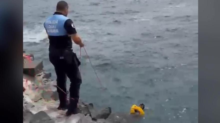 Rescatan a un hombre en una zona de difícil salida en Puerto de la Cruz gracias a un dispositivo canario de flotación