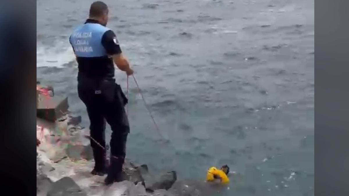 Rescatan a un hombre en una zona de difícil salida en Puerto de la Cruz gracias a un dispositivo canario de flotación