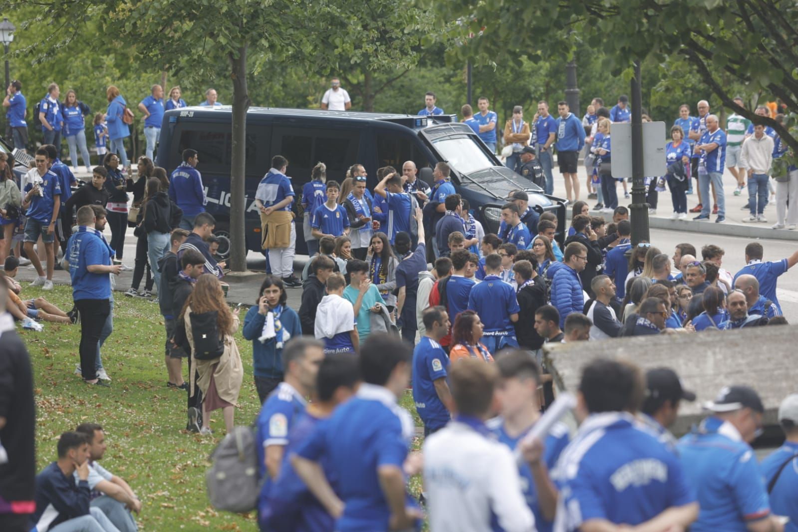 La afición del Oviedo sale a la calle para apoyar al equipo en el encuentro ante el Ibiza