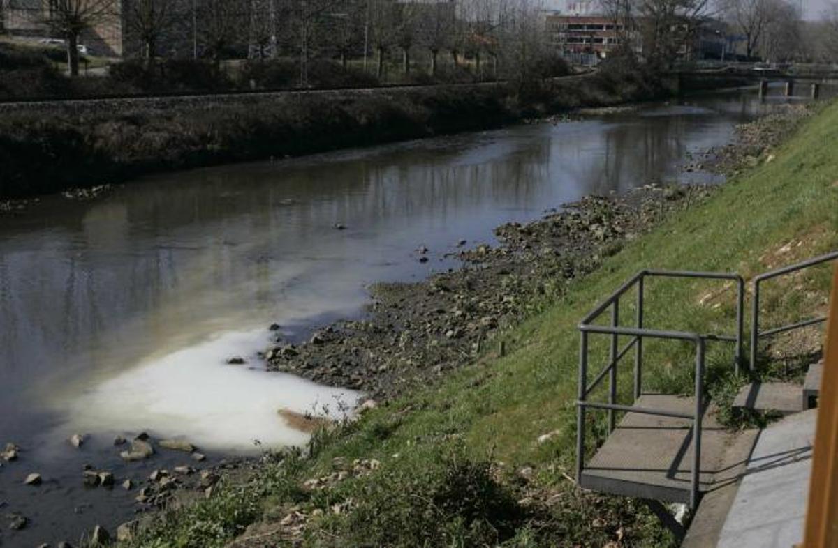 Vista del vertido, ayer, en el paseo de la ría.