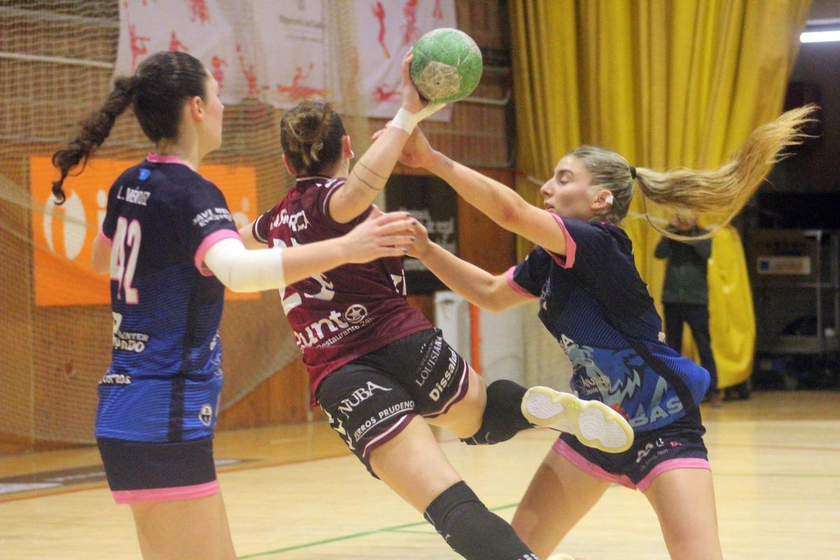 Una acción del partido de ayer