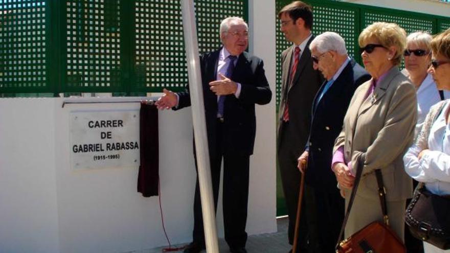 La placa fue descubierta ayer por su hijo, Bernardo Rabassa.