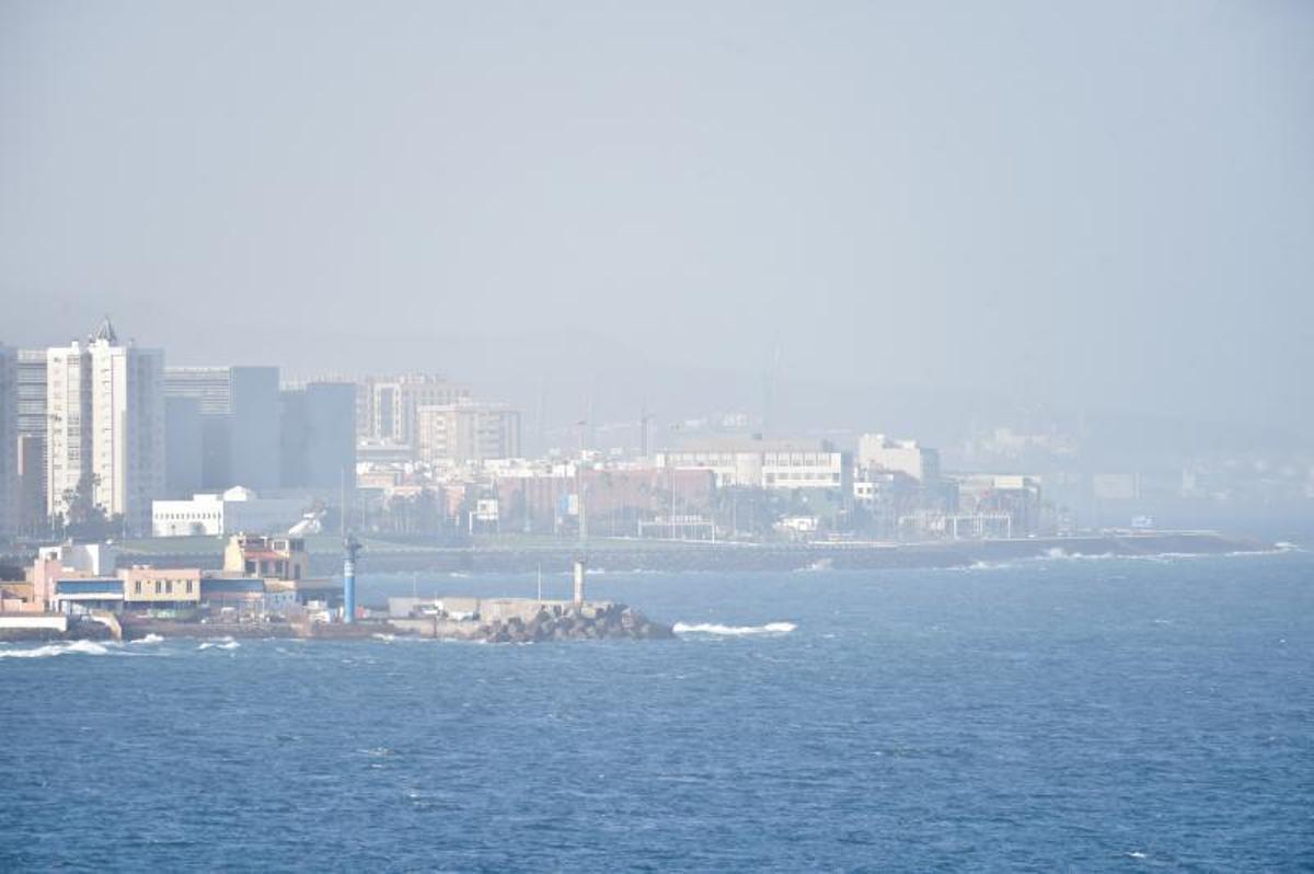 13-01-2018 LAS PALMAS DE GRAN CANARIA. Calima sobre la ciudad. Fotógrafo: ANDRES CRUZ  | 13/01/2019 | Fotógrafo: Andrés Cruz