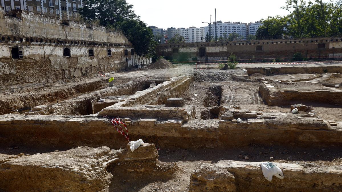 Restos arqueológicos encontrados en un solar del paseo María Agustín 40, donde se van a construir pisos de lujo.