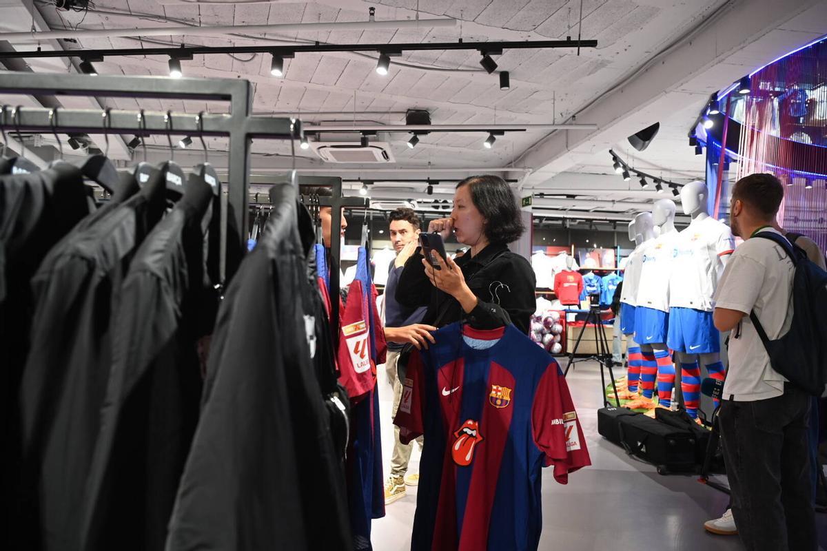 A la venta las camisetas del Barça con el logo de los Rolling Stones