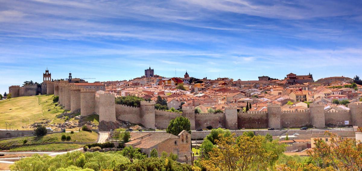 Vista de Ávila, con su imponente muralla.