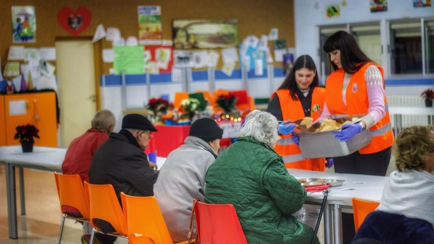 GALERÍA | La cena de Nochebuena más solidaria se sirve en el Colegio Corazón de María