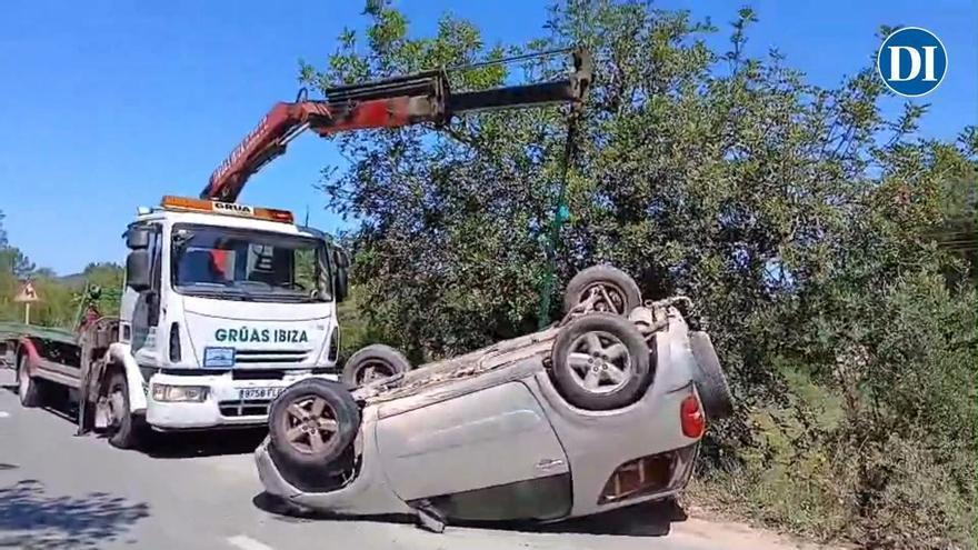 Un coche vuelca tras un adelantamiento frustrado en una carretera de Ibiza