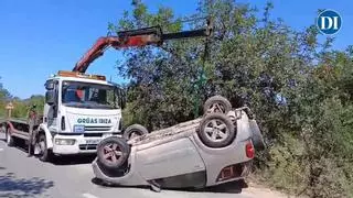 Un turismo vuelca tras un adelantamiento frustrado en una carretera de Ibiza