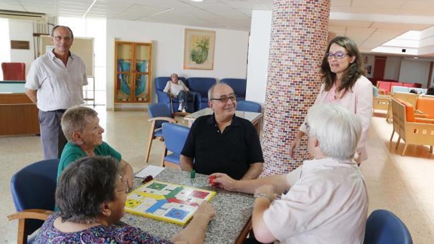 Las residencias de ancianos se esfuerzan por mantener sanos y ocupados a los mayores