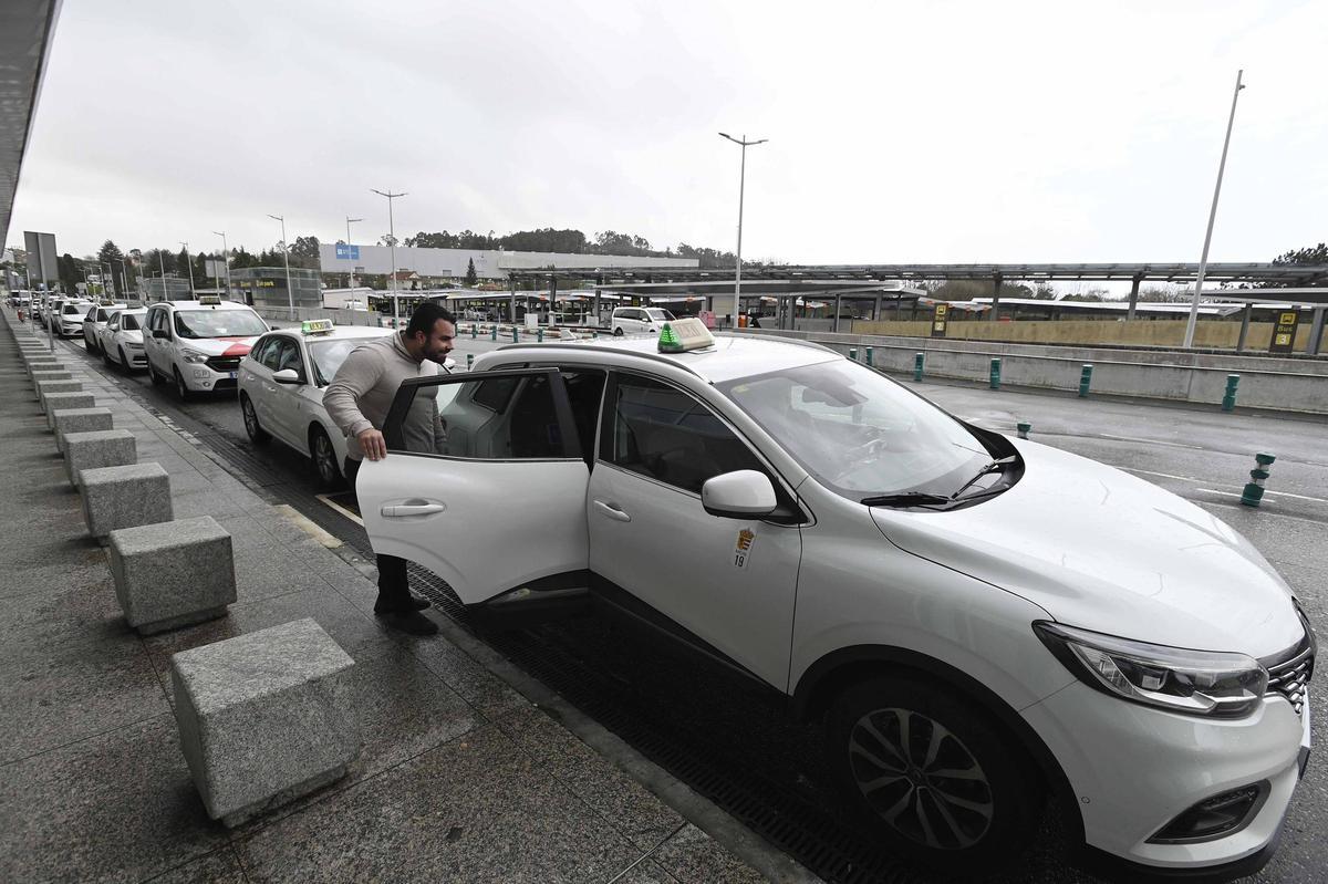 Taxis recogiendo pasajeros en el aeropuerto de Peinador.