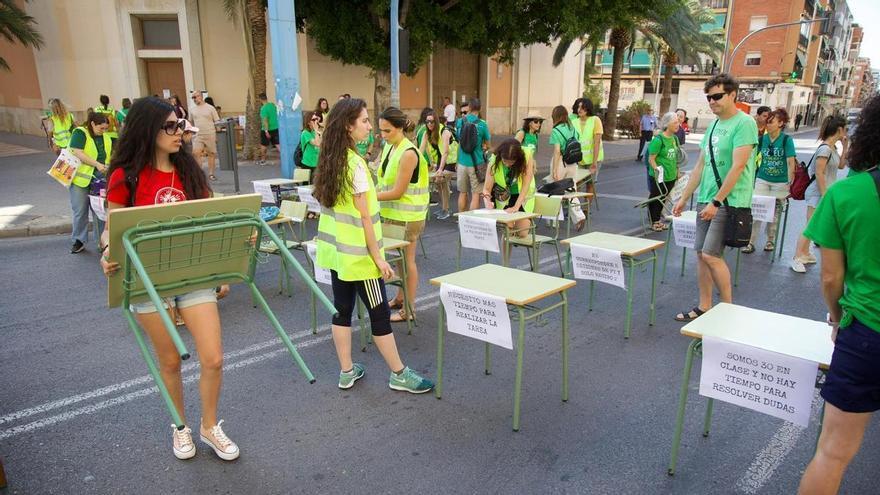 Los profesores sacan los pupitres a la calle en una nueva protesta en Alicante