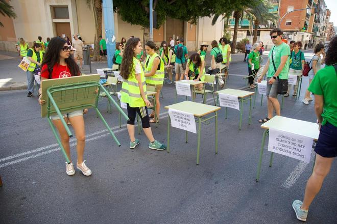 Los profesores sacan los pupitres a la calle en una nueva protesta en Alicante