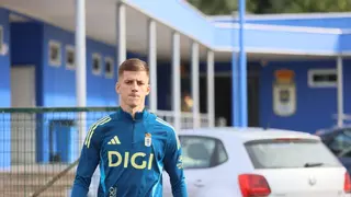 Los nuevos fichajes del Oviedo ya trabajan en El Requexón y tres jugadores del primer equipo juegan con el Vetusta