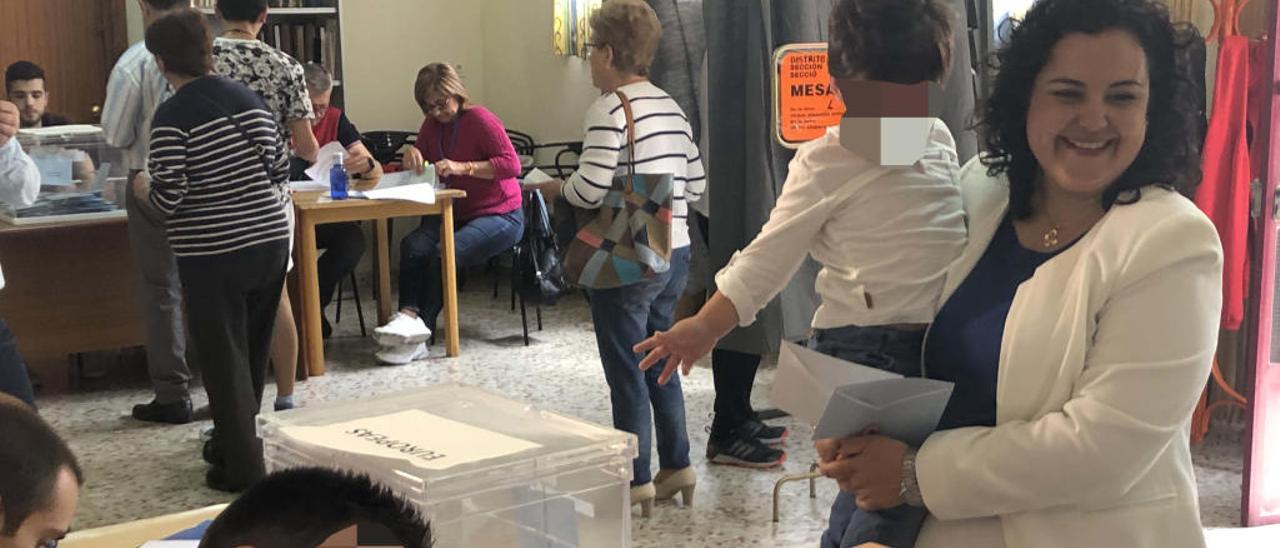 La candidata popular Laura Estevan votando con su hijo.