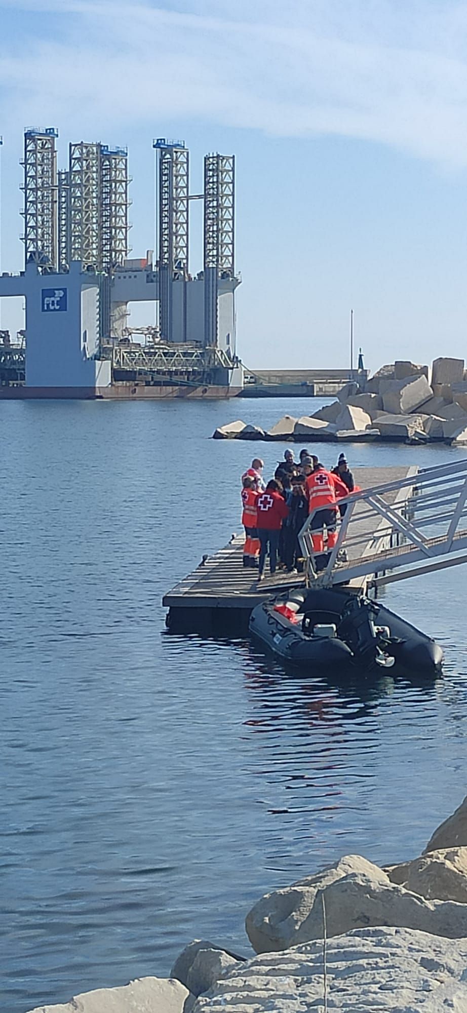 Salvamento Marítimo rescata a 16 inmigrantes en una patera en Alicante