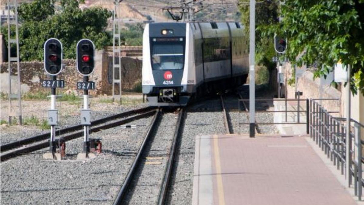 Tren de FGV llegando a la estación de Llíria, uno de los tramos en el que se realizarán obras de mantenimiento en Semana Santa