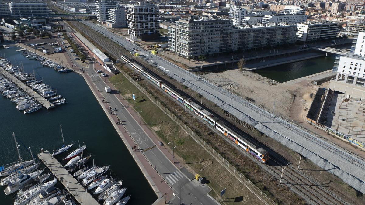 Tramo de la vía del tren que se levantará mediante un viaducto de 180 metros para finalizar el Canal del Gorg de Badalona