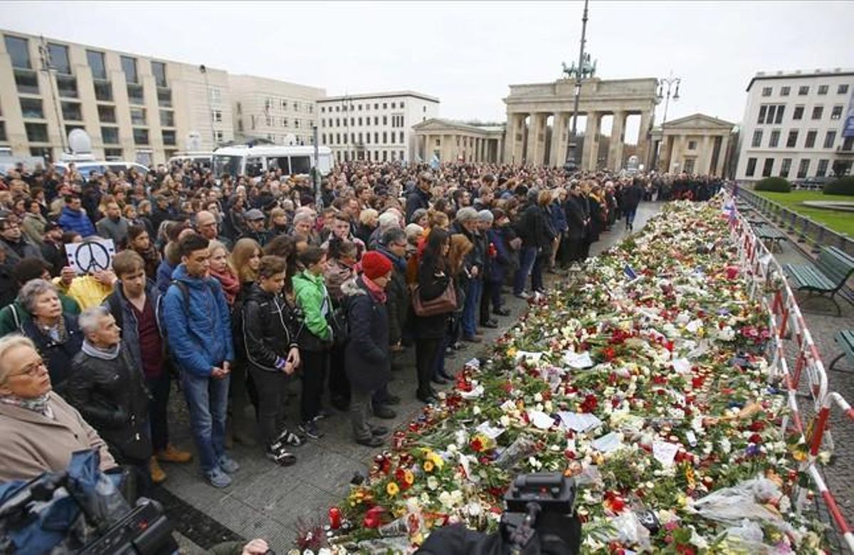Minut de silenci en homenatge a les víctimes dels atacs de divendres a París, davant de l’ambaixada francesa, a prop de la porta de Brandenburg a Berlín.